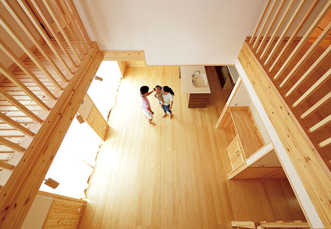 吹き抜け上部にL字型に設けたキャットウォークは、スノコ状に仕上げることで、採光・通風はもちろん、上下階の気配を伝えやすくしている