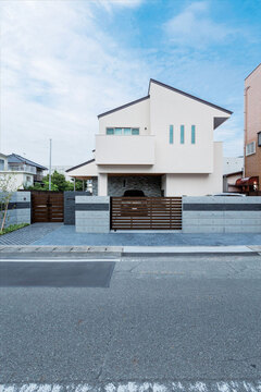 2階建てだが３階建てに匹敵する高さで、２階の居室は勾配天井になっている。塀の黒いボーダーラインは天然石
