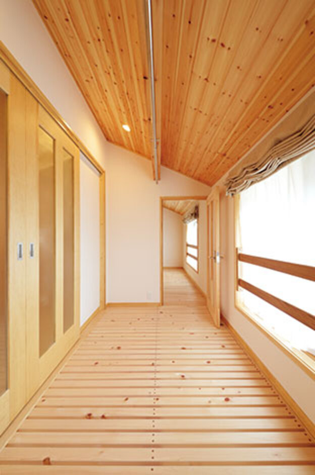 花粉症対策のための 室内物干し場。床のスノコが湿気を逃がす