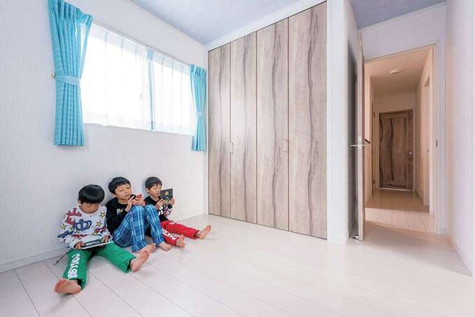 子どもたちの遊び部屋。勉強は1階でと決め、2階はのびのび遊ぶスペースに