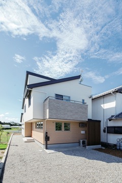 アースカラーを組み合わせた優しい色づかいと個性的なフォルムがオシャレな外観【水田建設】