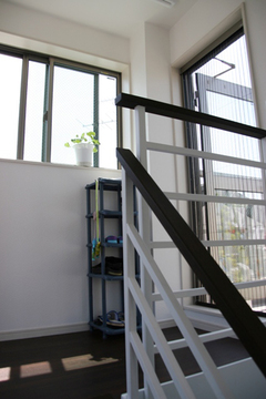 階段は鉄骨です。手すりも格子にしたので閉鎖感がなく明るい