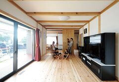 ワイドスパンの敷地を活かして、畳コーナー、リビング、ダイニングとつながる25畳の大空間が実現。天竜材の香りに包まれたやさしい空間は、ほのぼのとしたＮさん家族にぴったり