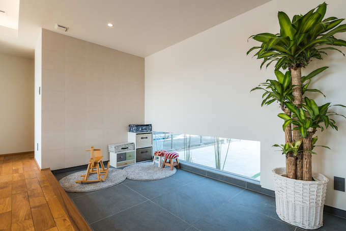 建築システム（狭小住宅専門店） 白壁が映える！無垢の温もりに包まれたキューブ型狭小住宅 画像2