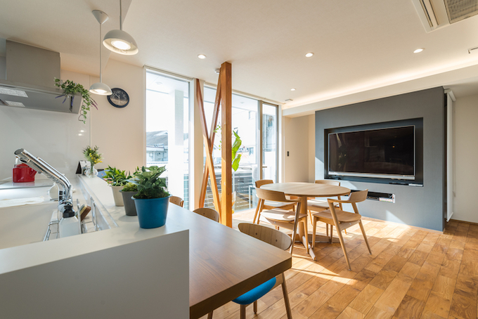 建築システム（狭小住宅専門店） 白壁が映える！無垢の温もりに包まれたキューブ型狭小住宅 画像3