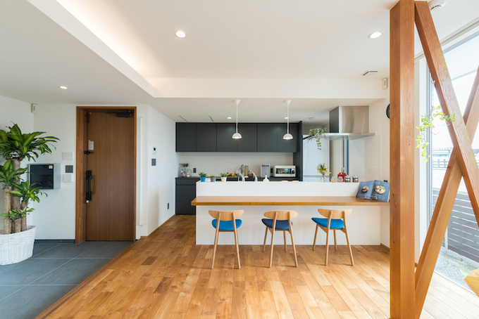 建築システム（狭小住宅専門店） 白壁が映える！無垢の温もりに包まれたキューブ型狭小住宅 画像4