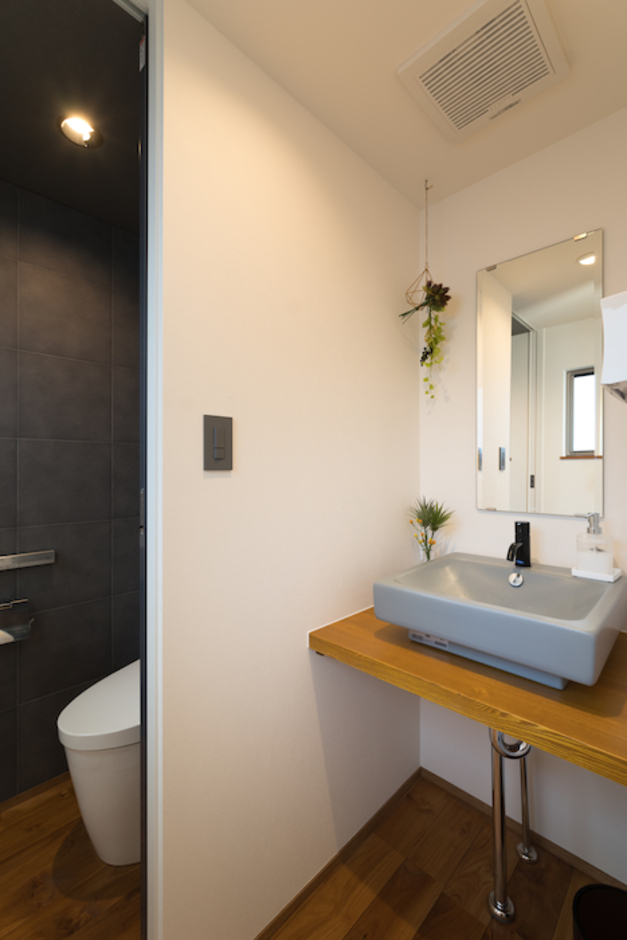 建築システム（狭小住宅専門店） 白壁が映える！無垢の温もりに包まれたキューブ型狭小住宅 画像5