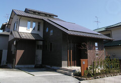 大屋根の外観は確かな主張を放ちつつも、飽きのこない仕上がり。周囲の景観とも調和する【エコフィールド】