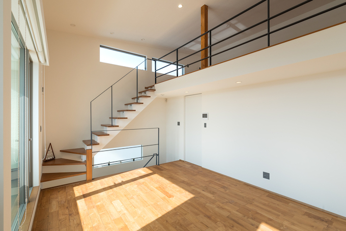 建築システム（狭小住宅専門店） 白壁が映える！無垢の温もりに包まれたキューブ型狭小住宅 画像6