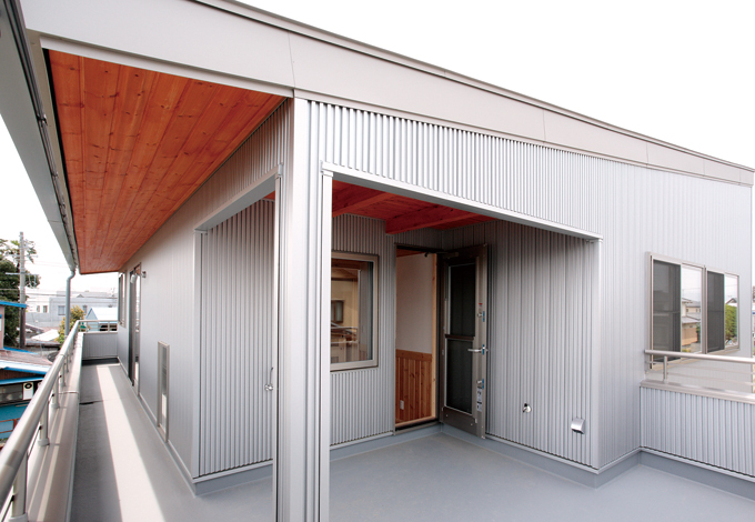 雨天の洗濯物にも配慮した軒先の長いバルコニー。もちろんバーベキューもできる