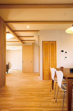 リビングとフラットに繋がる和室。引き込み式のドアを採用し、普段は開けたままに