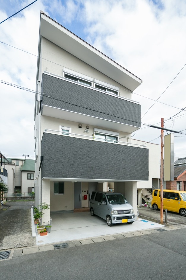 ２２坪の狭小地に夢の詰まった二世帯住宅。狭小の匠技の見せ所満載。ビルトイン式ガレージで雨の日も車の乗り降りに傘いらず。狭小地にも車２台の駐車スペースを確保