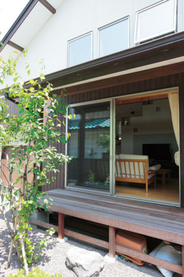 軒は部屋に招く日差しの量を季節ごとに調節。夏のひんやり、冬のぽかぽかに貢献する