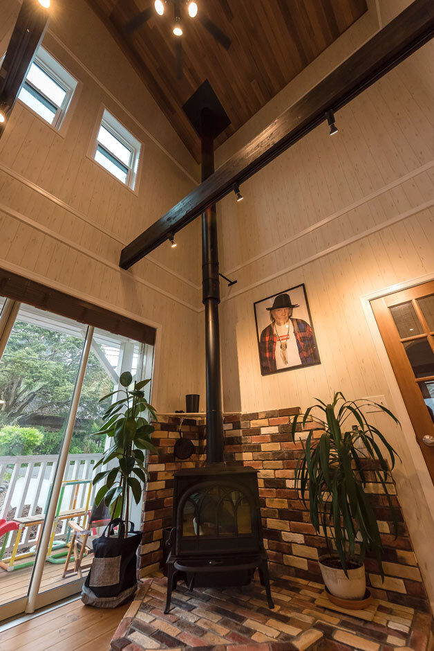 Yさんがどうしても取り入れたかった薪ストーブ。暖房器具としてだけでなく、ピザ作りや鍋料理にも活かすことができ、暮らしを楽しくさせる
