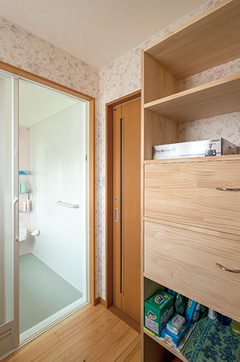 洗面所には収納用の棚を作り付けに【片山建設】