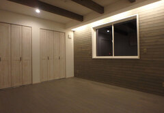 グレーを基調とした寝室はオスモカラーという体に優しい塗料を使用。アンティーク調のクローゼットと調和し北欧の雰囲気を感じさせる空間に