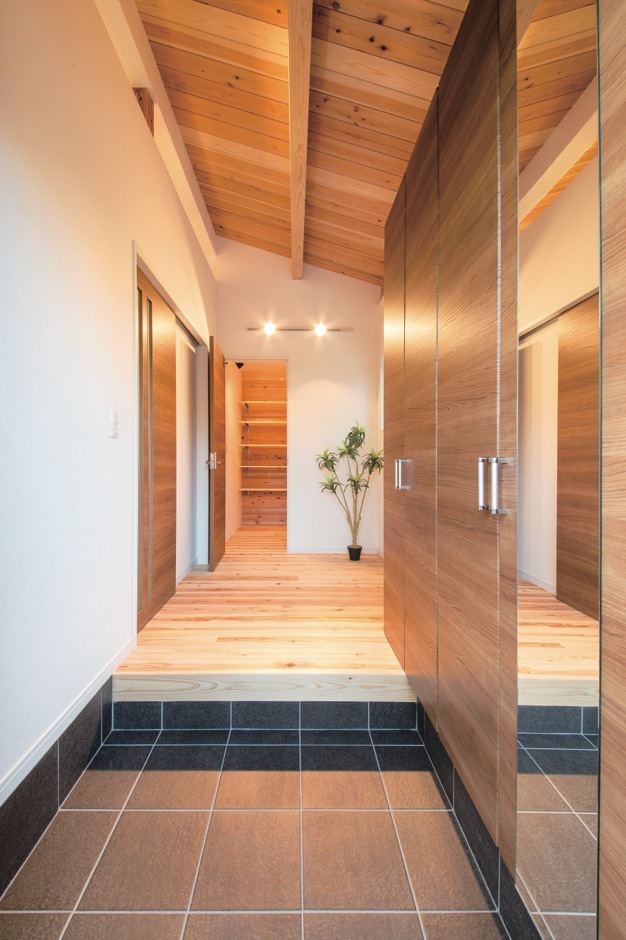 収納たっぷりの玄関ホール。突き当たり正面は大容量の納戸