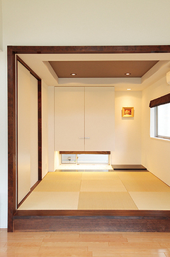 和室はLDKから一段上げて、空間の役割を穏やかに分けた。吊り上げた押し入れの下の窓から、広さと明るさが運ばれる