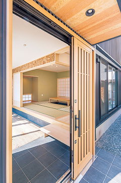 土間風の「遊び場」は汚れても構わないよう足場板と構造用合板で仕上げた