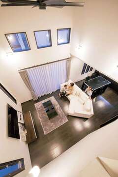 開放的でスタイリッシュな吹き抜け