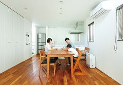キッチン背面の収納や家電もすべて隠せるようになっている　【芹工務店】