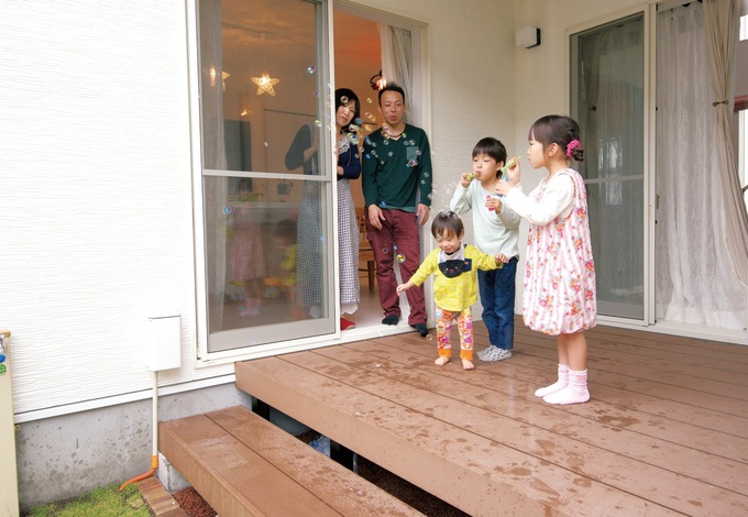 屋根付きなので、雨の日でも遊べるデッキ。キッチンやリビングからも目が届き、奥さまも安心