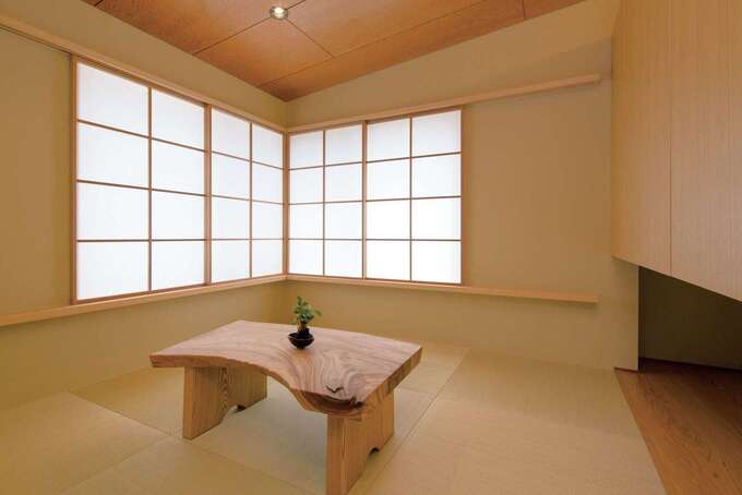 緩い勾配天井と吊押入れを採用し、より広く感じられる和室。障子から漏れる光の陰影が美しい