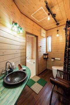 浴室はひのきのハーフユニットを採用。トイレはカーテンで目隠しを