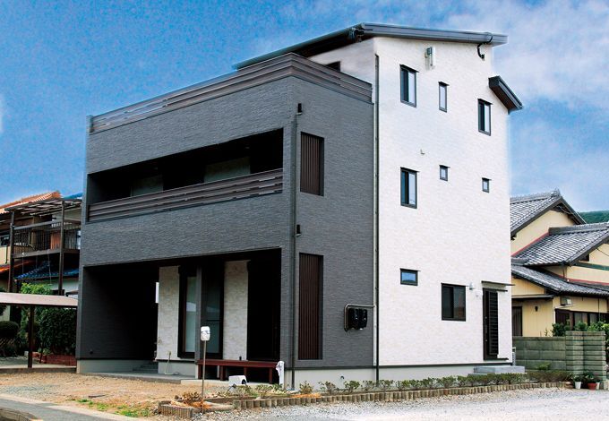 無垢材を使用した木造3階建ては、軸組に金物を使った在来工法＋プロウッド工法で実現。3 階の広いバルコニーでバーベキューをするのが夢