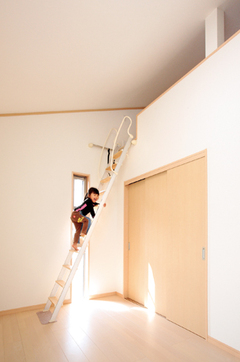 広いロフト付きの子ども部屋 ２つの子ども部屋それぞれに ゆったりサイズのロフトを設 置。収納はもちろん、子どもの 好奇心をくすぐる秘密基地に もなる。【水田建設】