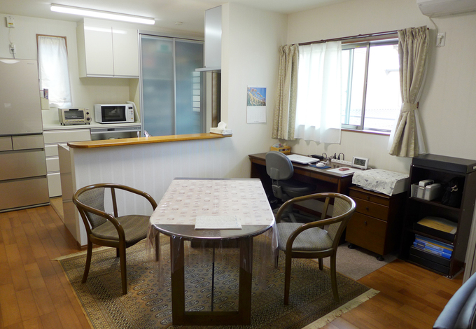 ダイニングキッチンは背面収納も設計段階から作り付けでセッティング。食器棚やレンジの使いやすさも考えて配置