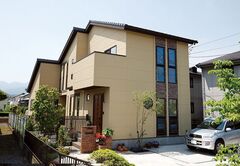 1階と2階でフロアの形が違うため、外観も複雑で変化に富んだものになった【nattoku住宅】