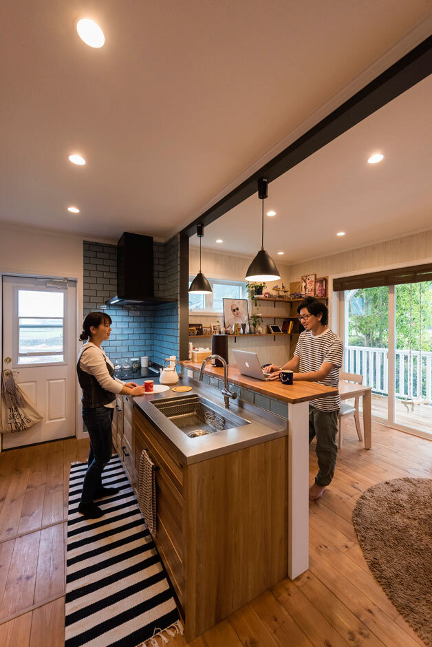 カウンターキッチンもすべて木製。ブルーのタイルがアクセントに