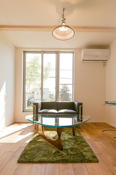 明るさを確保するとともに、隣家の視線を避けるためにリビング を2階に配置した。家事動線もスムーズで、奥さまも毎日ラクラク！