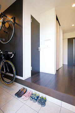 自転車が趣味のご主人のために土間に専用収納を確保【石牧建築】
