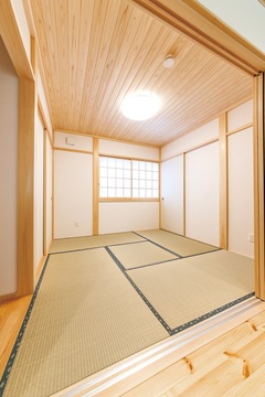 LDKに続く4.5畳の和室は、集まった友達のお子様もお昼寝できるスペースに【片山建設】