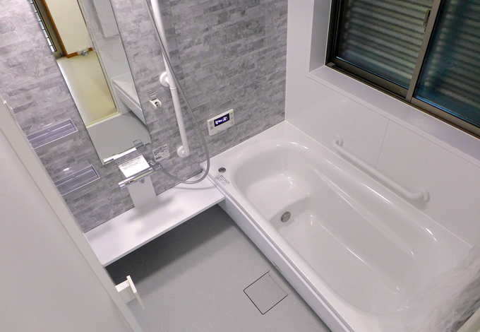 １坪タイプのユニットバスは清潔感の溢れる色と、高級感ある石目柄をチョイス