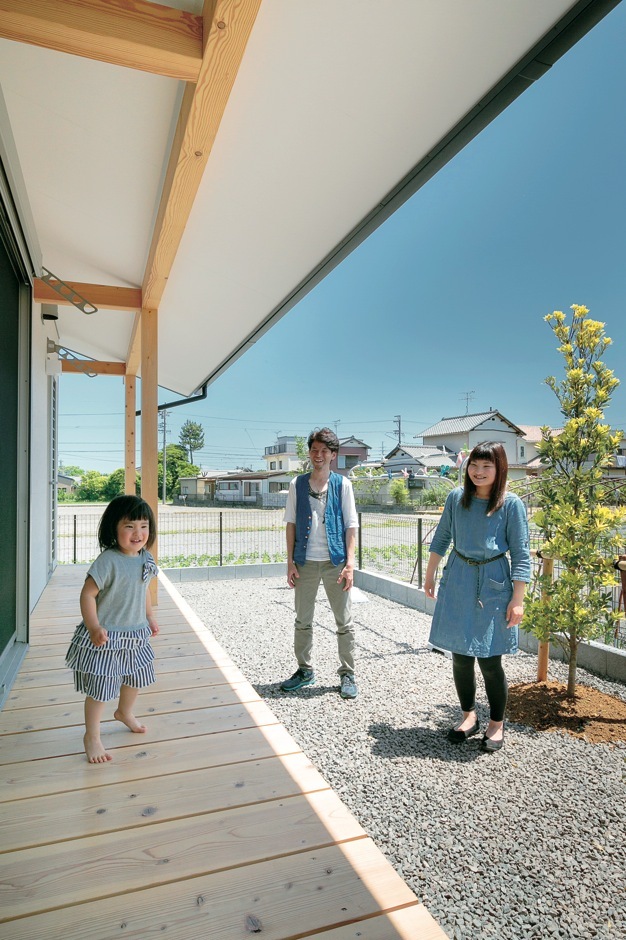 グルグル走るもよし、ゴロゴロするもよし。縁側は内と外をやわらかくつなぎ、多彩な楽しさをもたらしてくれる。『福工房』らしい深い軒は、雨と夏の日差しを遮る