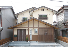 旧街道からやや奥まった場所に位置。落ち着きある表情と浴室をさりげなく目隠しする格子が、周囲の景観になじむ和のたたずまいを演出する【エコフィールド／LIXIL不動産ショップ】