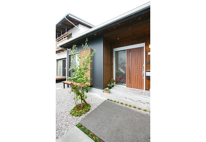 玄関先には、雨戸の戸袋や壁面に木の質感を活かしたデザインを採用。経年とともに深みを増す木材が、外観に味わいと風格を添え、住むほどに愛着が増す表情をつくり出します。