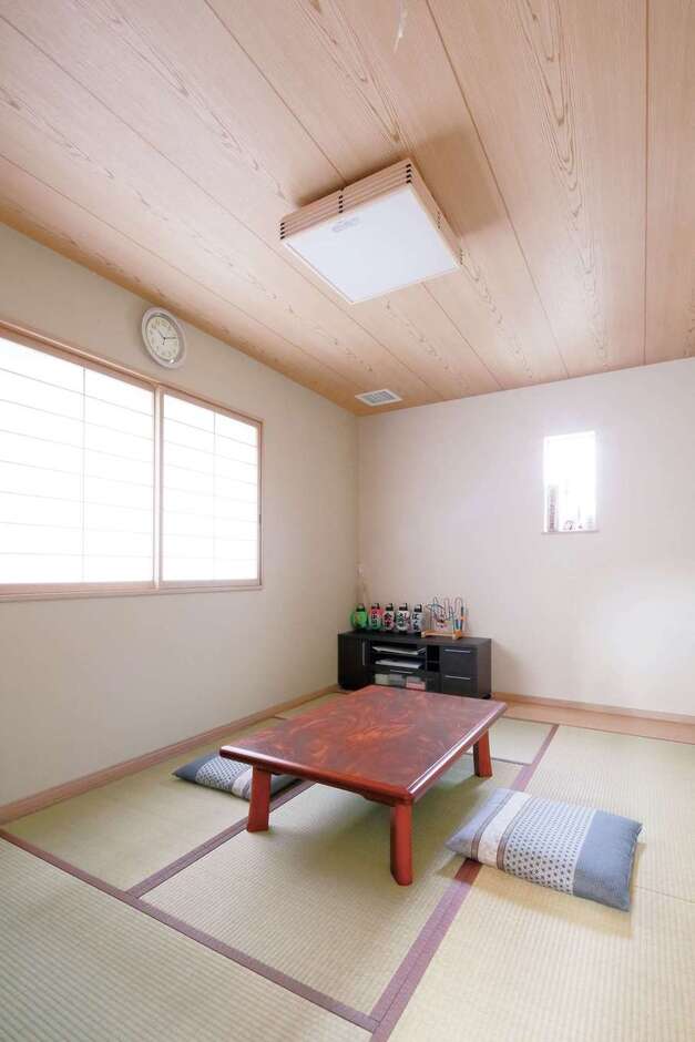 客間としても使用する和室。階段下のスペースを利用して収納を作ってもらったので、布団などを収納できて便利