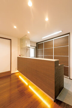 人の目から隠したい食器とキッチン家電はすべて製作棚の中へ。キッチンカウンターも同じ色合いで製作した