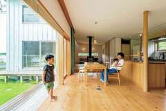 住む人の好きな家具や雑貨のことを考え、ディテールは作り込まれているけれど、ストレスを感じさせるような過度なデザインではないのがポイント。敷地の状況や景色の見え方、外とのつながりを重視して建てられている。サッシは木製