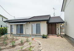 平屋で落ち着いた佇まい。太陽光発電設備も完備。南西30度に向けた家は一日中日当たりが良く、発電効率も予想以上【片山建設】