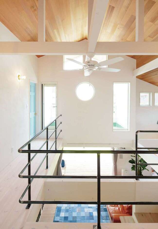 アイアンの手すりは取っ手と同じラフな仕上げ。窓の配置はシンメトリーを意識した