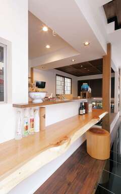 風情のある一枚板のカウンター。すっきりとセンスのよい照明デザインもまるで店のようだ【nattoku住宅】