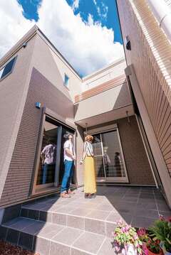 南側に隣家が建つことがわかっている分譲地を選んだNさん。1階の居室に太陽の光を採り入れるために設けたテラスは、家族の憩いの場にも。【irohaco（アヴァンス）】