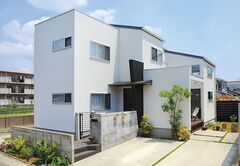 斜めの壁、ピリッと利かせた黒、そして立体感あるフォルム。シンプルなようで、残る印象は強い【-delphi- デルフィ（藤井建築事務所） 】