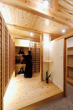 防具を着けたまま稽古から帰って来て、スムーズに収納できる専用棚を玄関ホールに設置。ライトアップ機能付きで、ギャラリーのように美しいコーナーになった