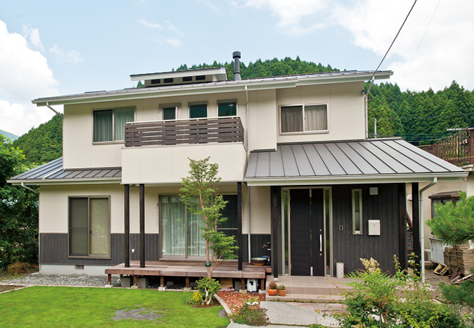 腰屋根の換気口がエアパスの特徴。その隣には煙突も